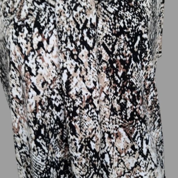 DANA BUCHMAN - Dressy Pleated V-Neck Snake Skin Design Sleeveless Blouse - Sz: L - Picture 3 of 9